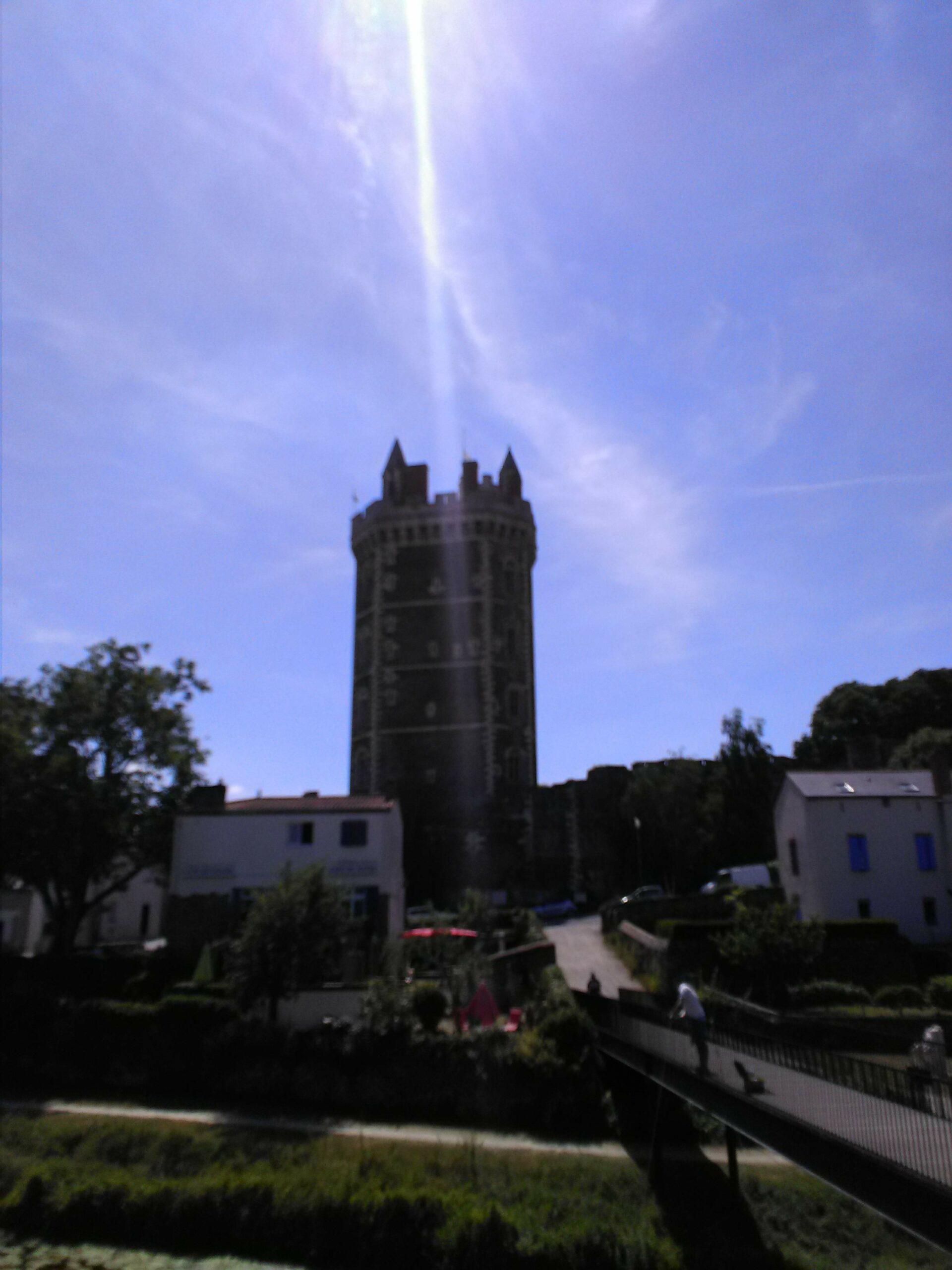 Orbe blanc-bleu au-dessus de la Tour du château d'Oudon (44)