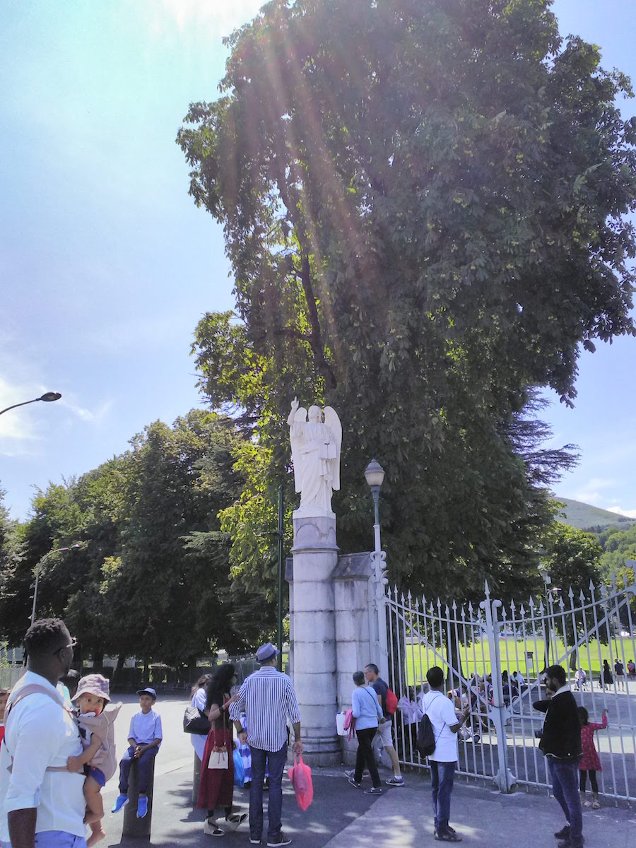 Grand rayon de soleil sur la statue de l'Archange Gabriel, à Lourdes (65), août 2019