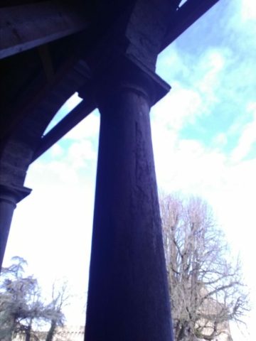 Reflet bleu, colonne du château de Châteaubriant (44) Reflet bleu, colonne du château de Châteaubriant (44)