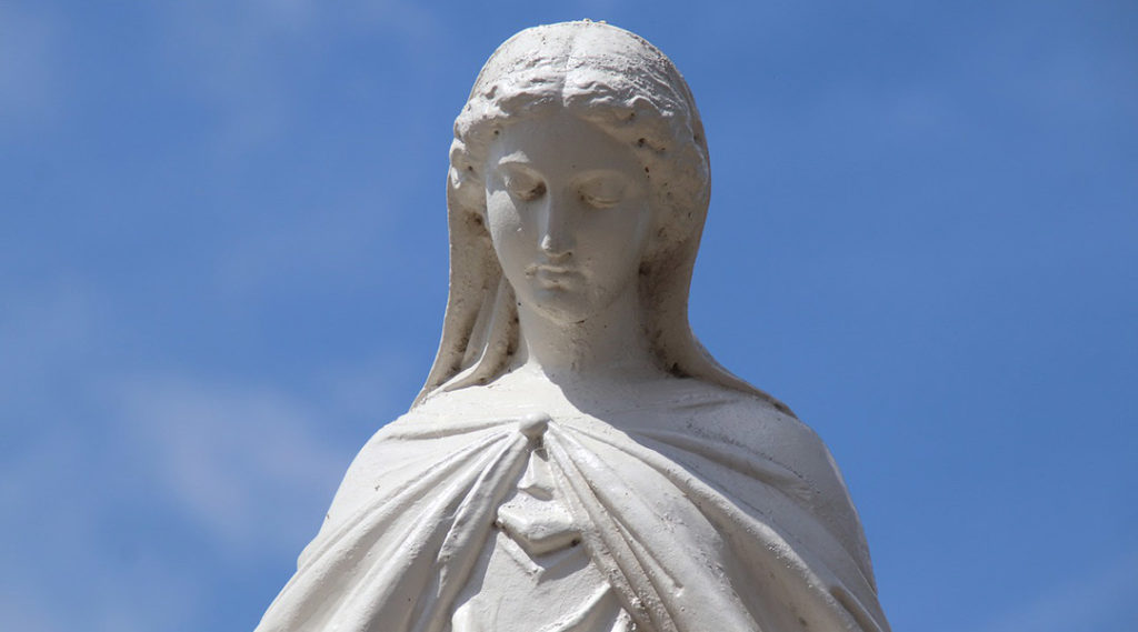 Buste de la Vierge Marie, aux traits rappelant le style greco-romain