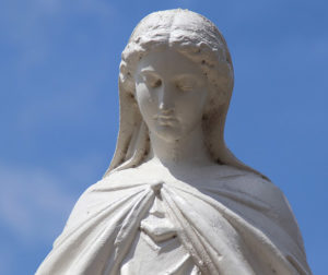 Buste de la Vierge Marie, aux traits rappelant le style greco-romain