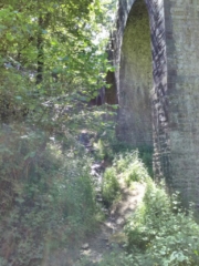 Un léger ruisseau, le long des Arcades