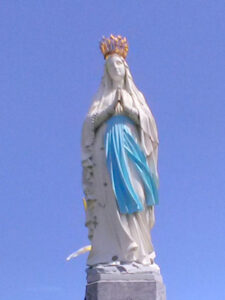 Marie couronnée, à Lourdes