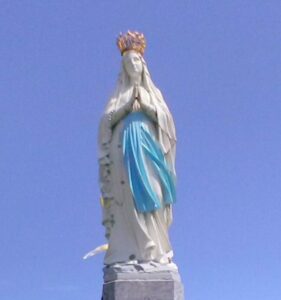 Vierge couronnée, à Lourdes