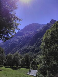 Ambiance violette sur la montagne de la Vallée du Louron
