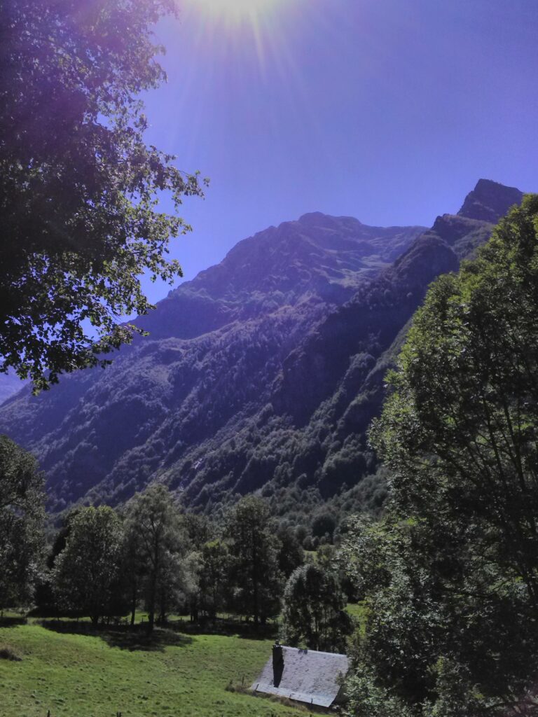 Ambiance violette sur la montagne de la Vallée du Louron
