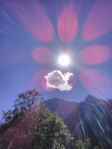 Ambiance violette et orbes sur la montagne de la Vallée du Louron