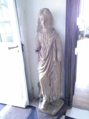Une ancienne statue de la Vierge Marie, en bois