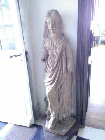 Une ancienne statue de la Vierge Marie, en bois Une ancienne statue de la Vierge Marie, en bois