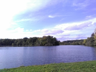 L'étang de l'Abbaye de Melleray, avec une statue de la Vierge Marie