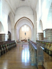 La nef de l'abbatiale avec au fond, une statue de la Vierge à l'Enfant