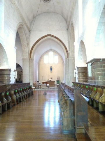 La nef de l'abbatiale avec au fond, une statue de la Vierge à l'Enfant La nef de l'abbatiale avec au fond, une statue de la Vierge à l'Enfant