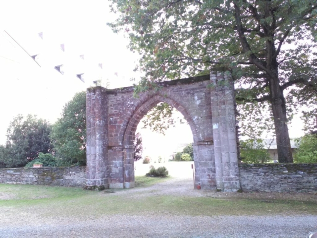 Le Porche du XIIème siècle, le bâtiment d'origine de l'Abbaye de Melleray Le Porche du XIIème siècle, le bâtiment d'origine de l'Abbaye de Melleray