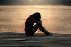 Jeune femme triste et solitaire...