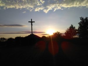 Coucher de soleil sur le calvaire de Grand Auverné