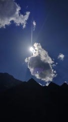 Une femme, longs cheveux et robe blanche, tenant une Lumière dans ses mains