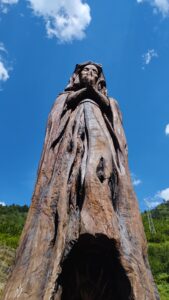 Marie, statue géante en bois de cèdre, dans les Hautes-Pyrénées, à Artiguelongue (vallée du Louron)