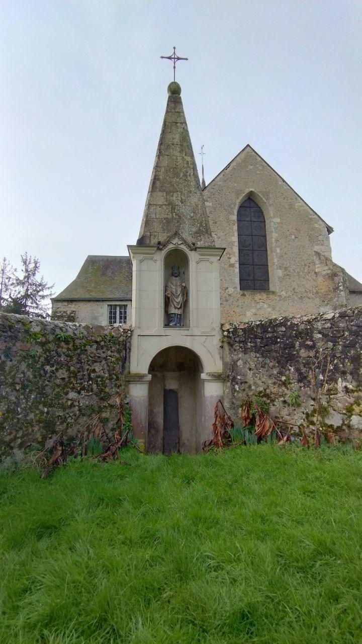 La fontaine et l'église dédiée à Saint Martin, en Sud Sarthe