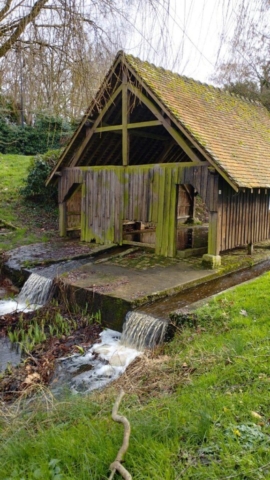 Le lavoir, en face de la fontaine dédiée à Saint Martin Le lavoir, en face de la fontaine dédiée à Saint Martin