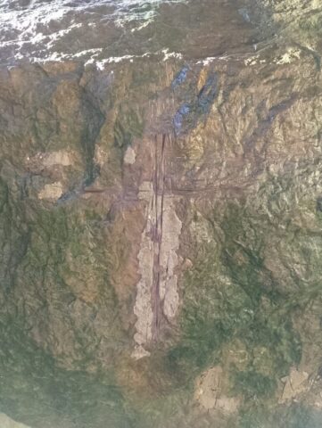 Une croix gravée dans la pierre à La Roche aux Fées