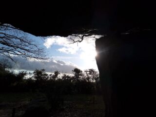 Le Soleil, dont un rayon passe à travers la roche - La Roche aux Fées Le Soleil, dont un rayon passe à travers la roche - La Roche aux Fées