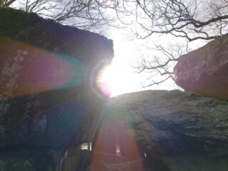 Le Soleil, formant une croix celte à travers le mégalithe de La Roche aux Fées Le Soleil, formant une croix celte à travers le mégalithe de La Roche aux Fées