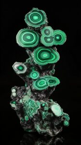 Malachite brute, vue en coupe