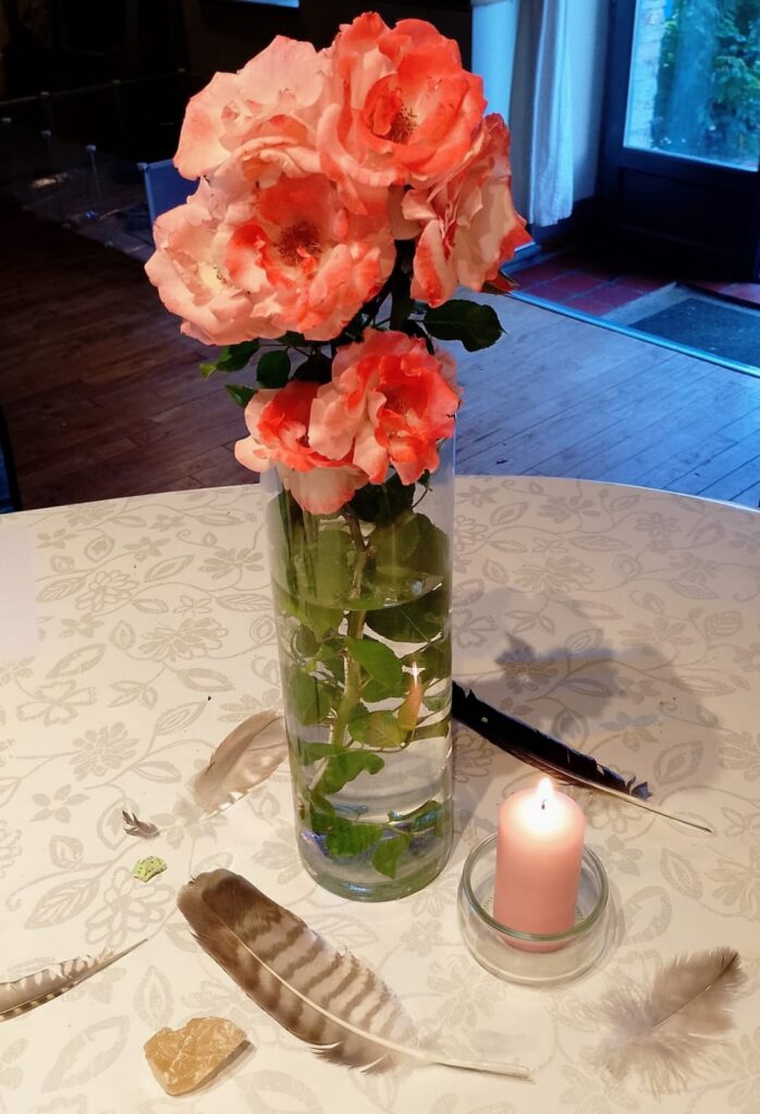 Un bouquet de roses et une bougie rose, en souvenir des 10 ans de mon IMG...