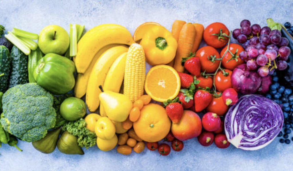 Pensez à privilégier les fruits et légumes frais, idéalement locaux et bio Pensez à privilégier les fruits et légumes frais, idéalement locaux et bio