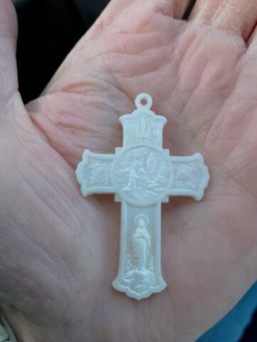Croix blanche trouvée par terre